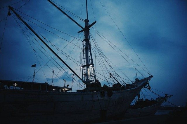 Pelabuhan Sunda Kelapa - malam hari (foto: Instagram @_alfiananwar)